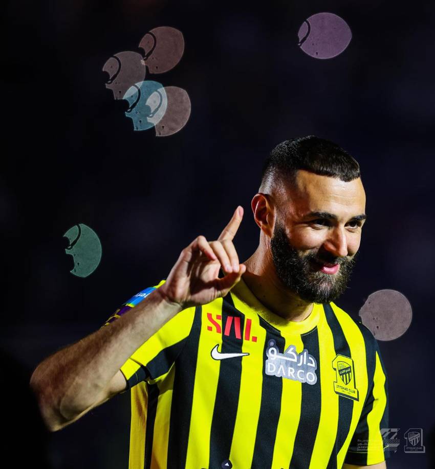 “Me gusta la ambición y el carácter de los fans. Por eso he elegido este club. Los aficionados de Arabia Saudita son acogedores. He tenido la suerte de jugar partidos aquí (...) He visto, en los últimos días, mucha locura. Me ha emocionado. Espero devolver este afecto en el campo”, añadió antes decenas de periodistas.