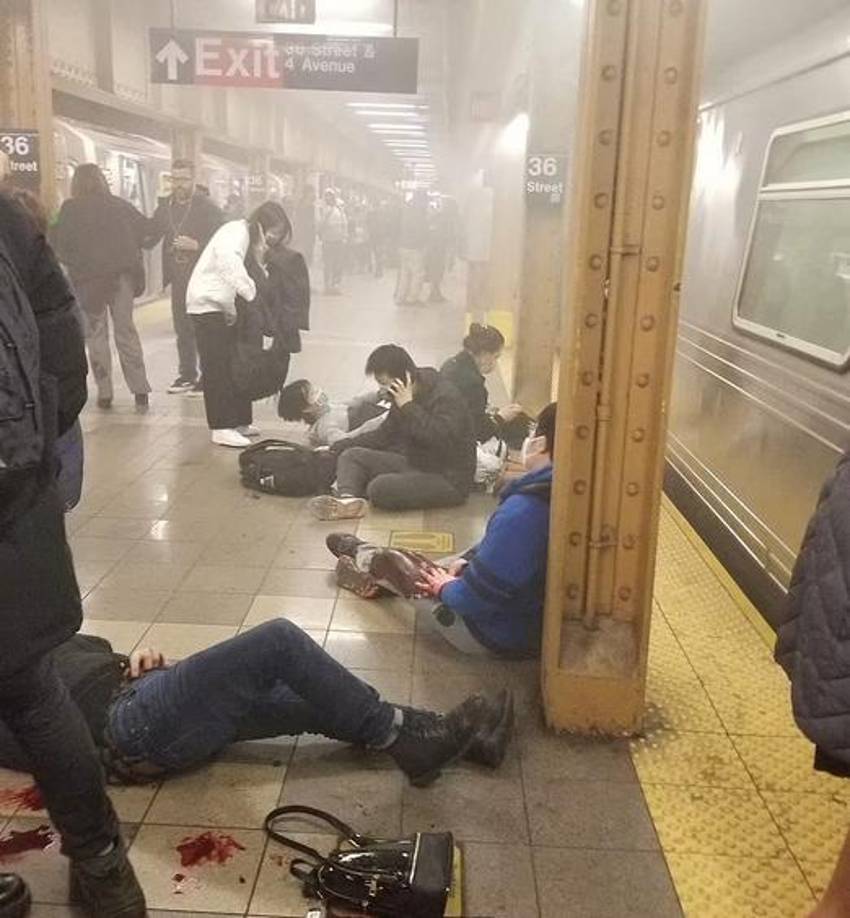Imágenes distribuidas en las redes sociales muestran a varias personas heridas y cubiertas en sangre siendo atendidas en un andén de la estación de la calle 36 en Brooklyn, en el barrio de Sunset Park, una zona con numerosa población mexicana.