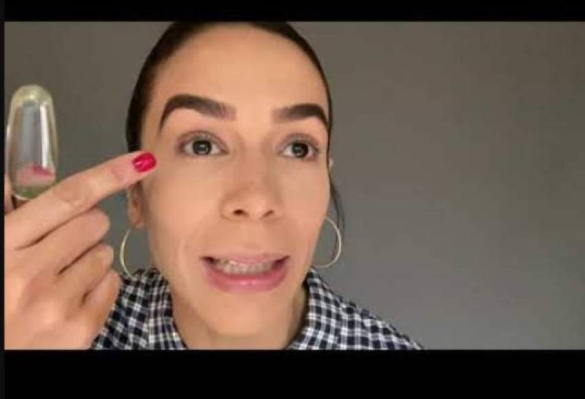 En su primer video en YouTube, la también cantante dejó al público boquiabierto al presumir su rostro sin gota de maquillaje, demostrado que conserva una piel fresca a sus 48 años.<br/><br/>