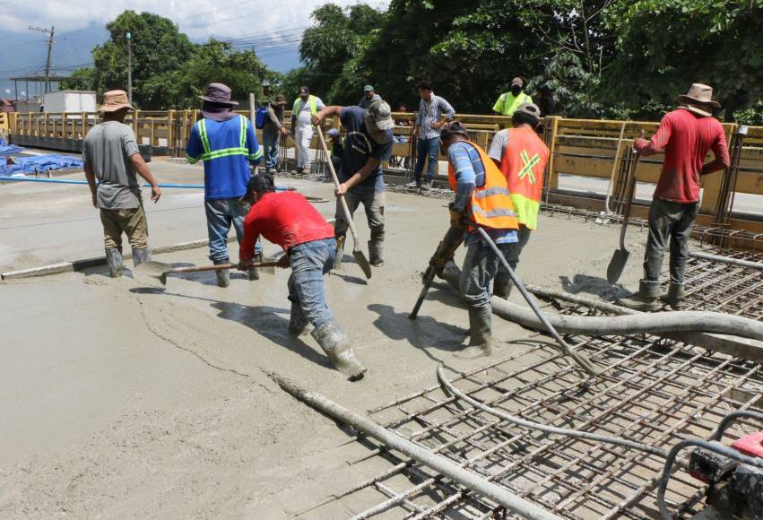 Incluye la construcción de un puente sobre el canal El Sauce, donde este día los equipos realizaron trabajos de fundición de losas de concreto.