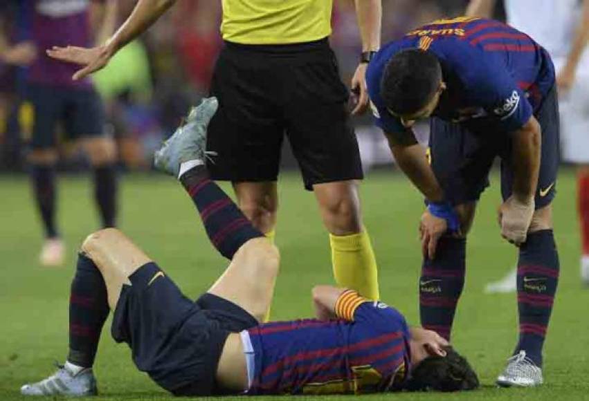 Luis Suárez se mostró preocupado al ver a Messi tendido en el césped.
