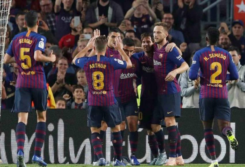 Coutinho fue felicitado por sus compañeros del Barcelona tras su anotación en el Camp Nou.