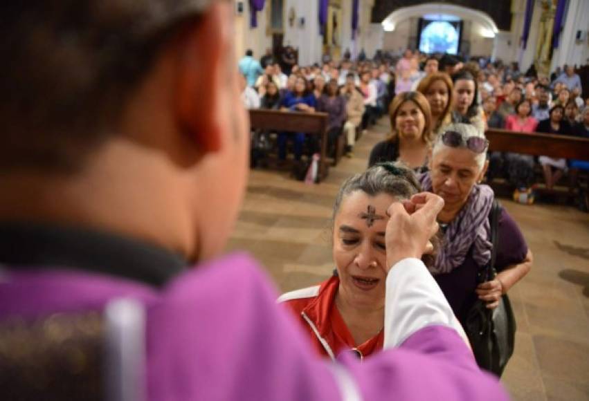 Católicos hondureños celebran el Miércoles de Ceniza que marca el inicio de la Cuaresma, un período de penitencia para los cristianos antes de Pascua, en Tegucigalpa. AFP