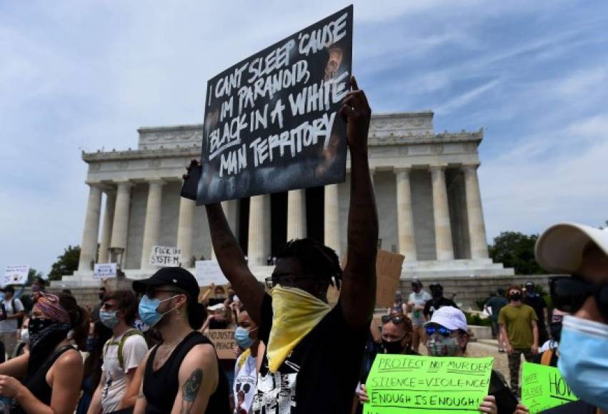 Los manifestantes sostienen pancartas en el Lincoln Memorial durante una protesta pacífica contra la brutalidad policial y la muerte de George Floyd. AFP