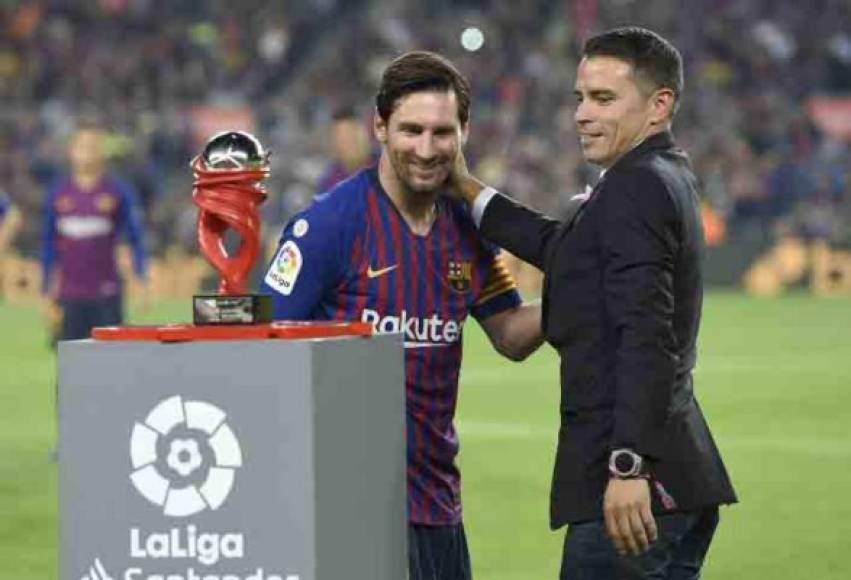 Lionel Messi recibió el premio al mejor jugador de la Liga de España. El argentino y exjugador del Barcelona y hasta del Real Madrid, Javier Saviola, le entregó el galardón.