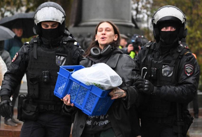 Las autoridades rusas detuvieron el sábado a más de 700 personas durante manifestaciones contra la movilización de reservistas para combatir en Ucrania, ordenada esta semana por el presidente, Vladimir Putin, informó una oenegé.