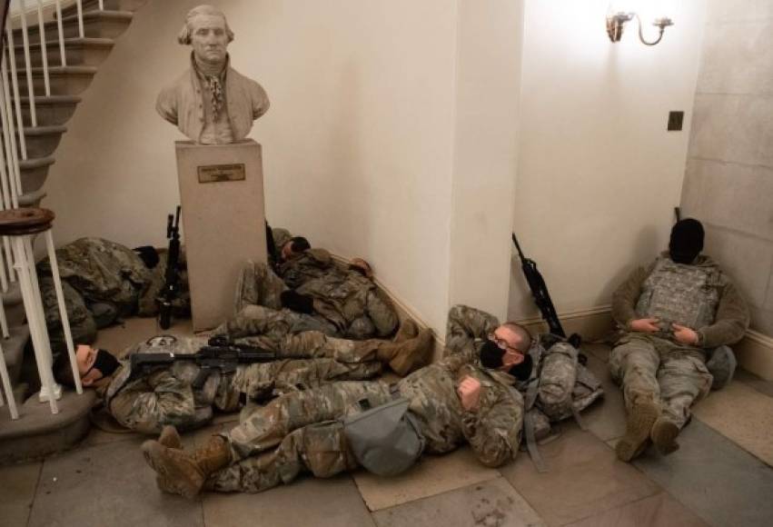Soldados duermen en los pasillos del Capitolio mientras se inicia proceso de juicio político contra Trump
