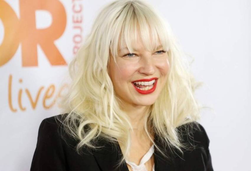 Sia<br/><br/>La cantante y compositora nunca ha etiquetado oficialmente su sexualidad. Sin embargo, una vez le dijo a Same Same, 'Antes de que realmente tuviera éxito, siempre dije que había salido con chicos y chicas y cualquier cosa intermedia... No me importa de qué género seas, se trata de personas. Siempre he sido ... bueno, flexible es la palabra que usaría'.