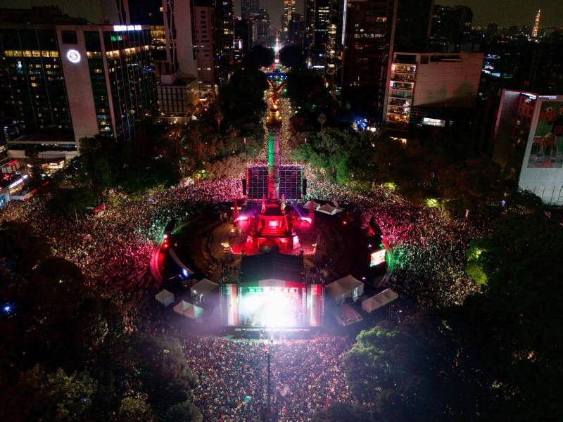 Fotografía aérea que muestra aficionados de México celebrando el triunfo ante Ecuador en el Ángel de la Independencia este martes, en un partido de dieciseisavos de final del Mundial de la FIFA 2026, en Ciudad de México (México). EFE/ Tomás Pérez