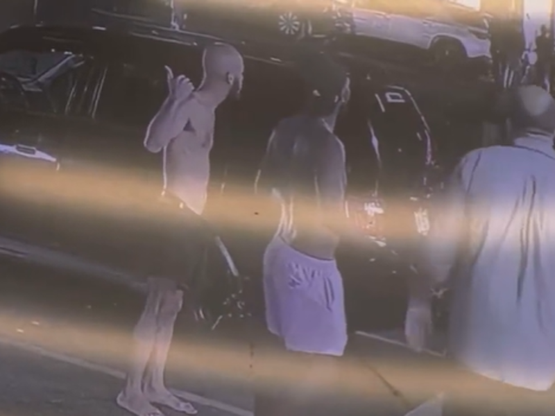 Fotografía del momento en que apuñalan a un bailarín gay en una gasolinera en Nueva York, Estados Unidos.