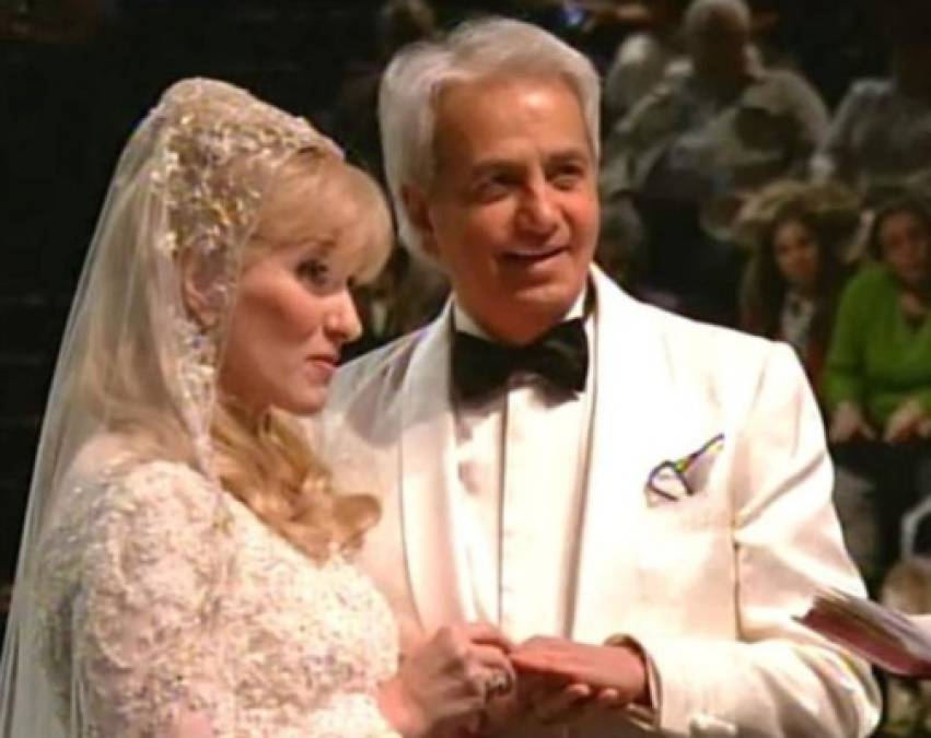 Toufik Benedictus Hinn más conocido como Benny Hinn (nacido en Jaffa, Israel el 3 de diciembre de 1952) es maestro, pastor, autor, escritor y tele-evangelista cristiano protestante evangélico. Conocido a lo largo de los años por sus extravagantes campañas evangelísticas ha estado envuelto en un sinfin de polémicas en los últimos años. La más fuerte relacionada con un supuesto adulterio. Lo que dijo dejó sorprendidos a muchos.