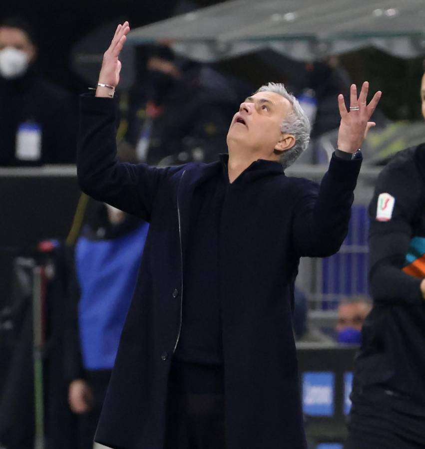 José Mourinho y su lamento tras la eliminación de la Roma en la Copa Italia.