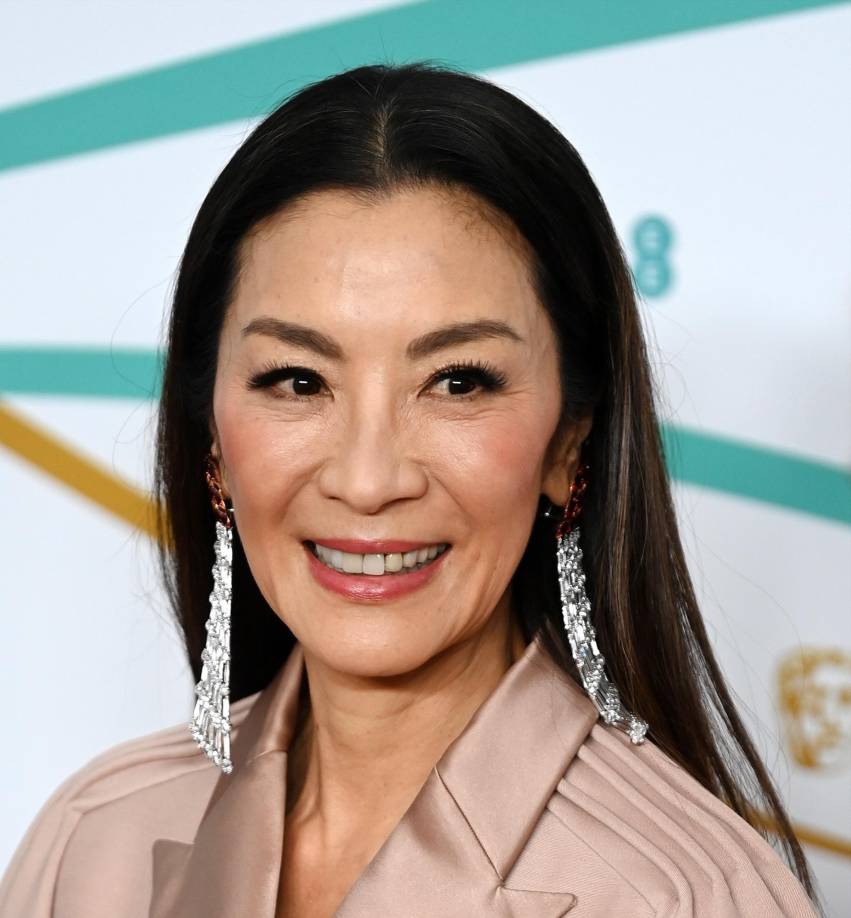 Yeoh se mostró como la chica Bond en “El mañana nunca muere”. En esta película el espía británico viaja a China y se encuentra a Wai Lin, quien prefiere hacer las cosas sola y se mantiene firme al encanto de James Bond.