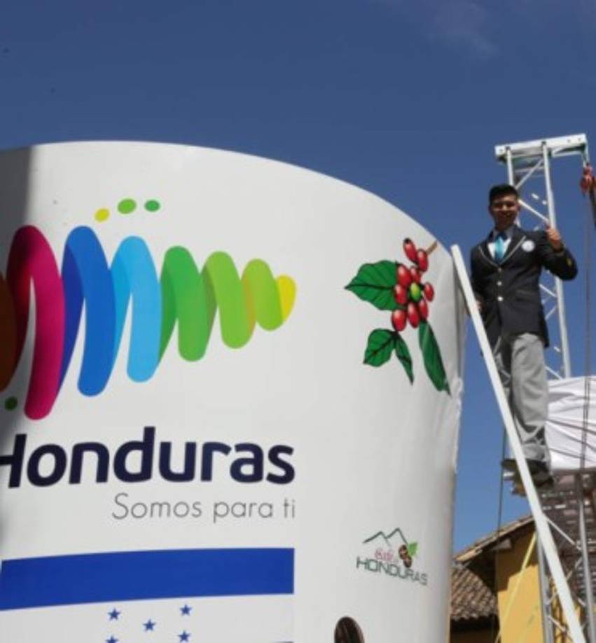El segundo récord que se rompió fue con la elaboración de la taza de café más grande del mundo, que tuvo 18,000 mil litros que se hicieron de 210 municipios y 15 departamentos. Según datos de Gobierno, unas 120 mil familias hondureñas subsisten del aromático.