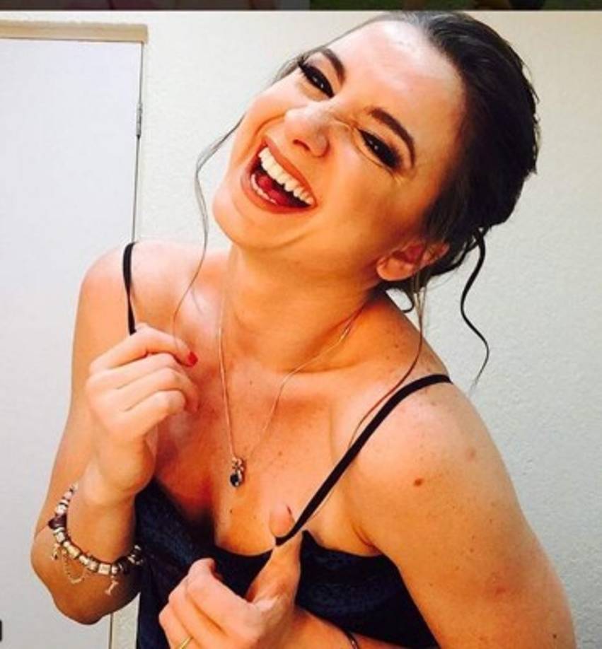 La modelo durante mucho tiempo permaneció en el anonimato, nadie en el foro de Televisa conocía su identidad, hasta que un día destapó su exhuberante belleza, todo el público quedó asombrado.