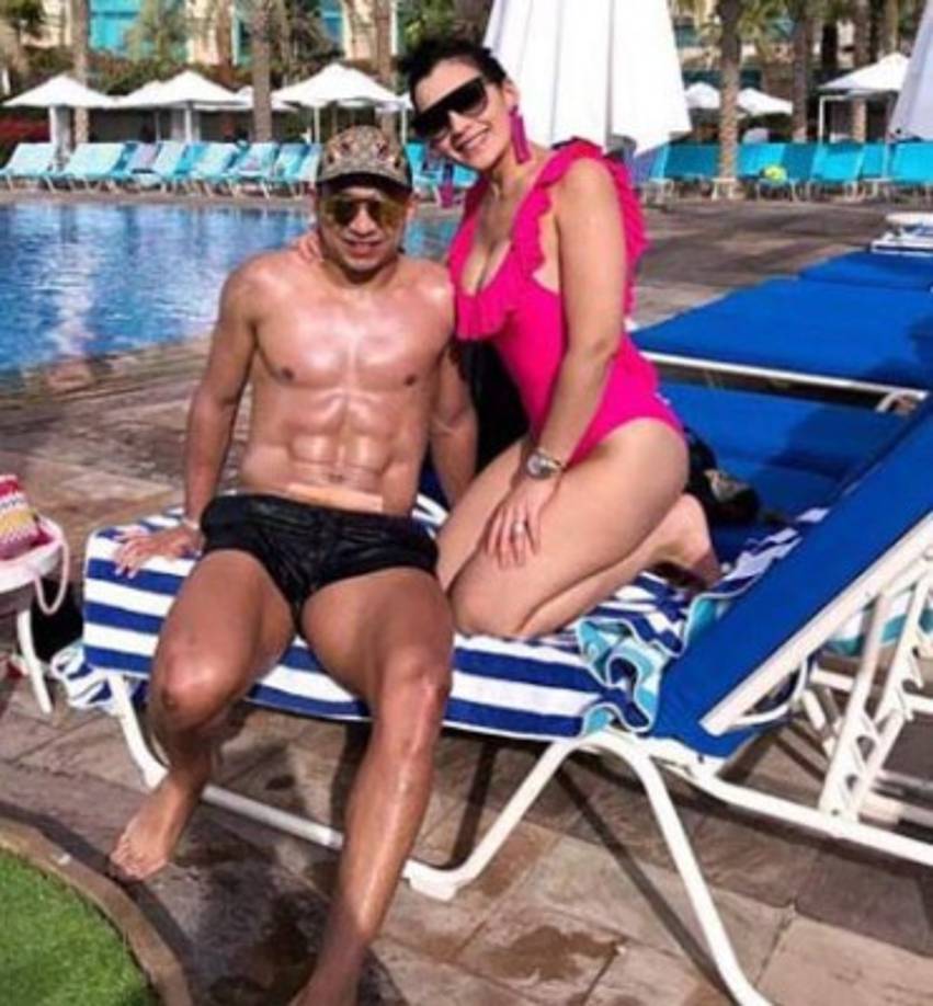 El jugador hondureño al lado de su encantadora esposa Virginia Varela. La pareja disfruta a lo grande de Dubái.