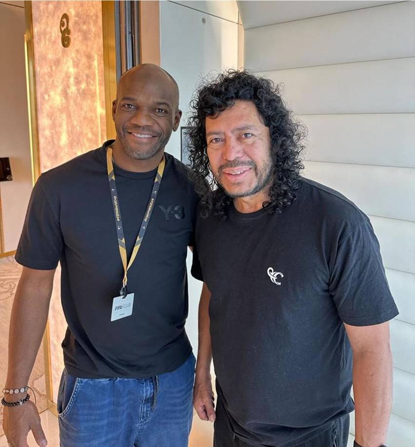 El hondureño se fotografió con el famoso exportero colombiano René Higuita en Qatar.
