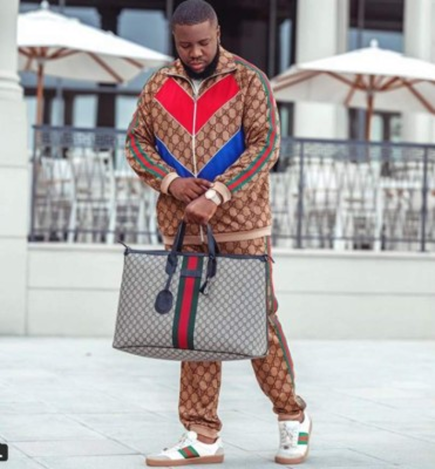 El joven siempre está a la moda respecto a toda la ropa que viste.