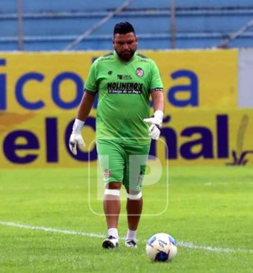 El portero suplente de la Real Sociedad, Obed Enamorado, durantre el calentamiento del equipo en la grama del estadio Morazán.