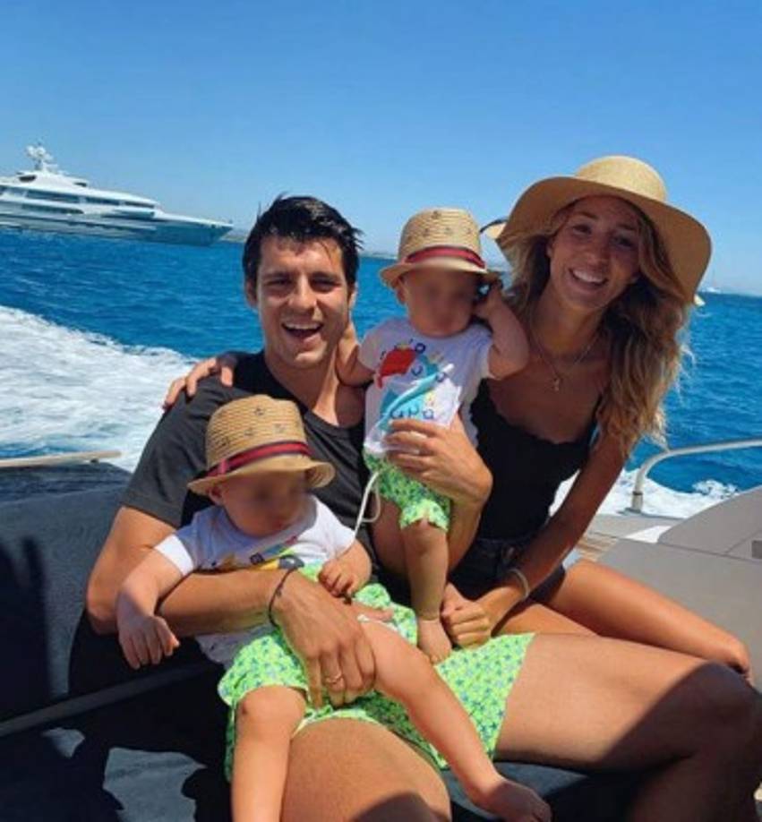 Álvaro Morata, delantero del Atlético de Madrid, alquiló un crucero privado en Formentera (España) para pasar las vacaciones con su familia.