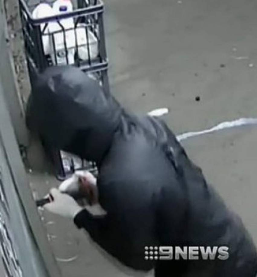 Las imágenes registradas en las cámaras de seguridad, muestran a Agostino, con una máscara negra, forzar la entrada del restaurante Pound of Pizza en Killarney Heights el 6 de noviembre de 2018.