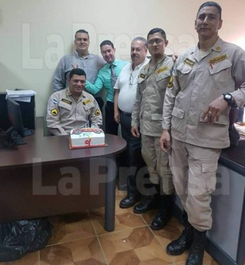 En la imagen Madrid (sentado) junto a sus compañeros bomberos en el festejo de uno de sus cumpleaños.