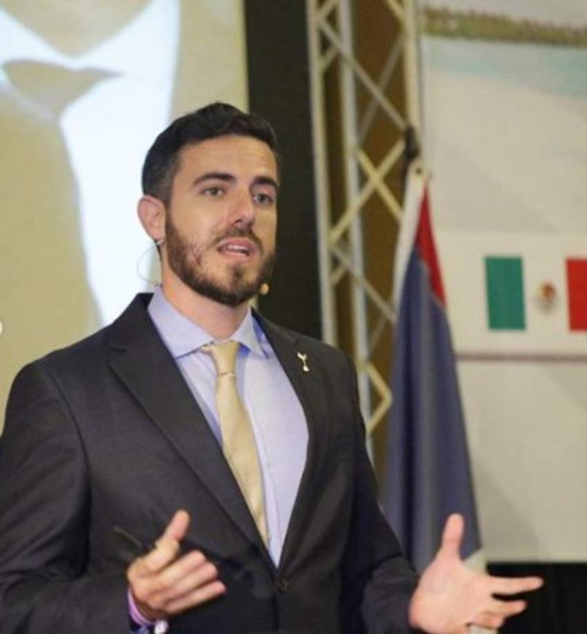 Es licenciado en Periodismo, en Ciencia Política y de la Administración por la Universidad Abat Oliba CEU en Barcelona, también tiene un Postgrado en Liderazgo para la Competitividad Global por la Georgetown University, McDonough School of Business. Doctorado en Derecho y Ciencias Políticas y un Máster en Análisis Político y Asesoría Institucional por la Universidad de Barcelona.