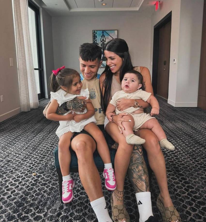 “Recordemos que Enzo ha tenido una vida muy acelerada... Tienen 23 años y dos hijos. Se convirtió en padre muy joven a los 19,” observó la periodista del programa LAM. “Le comunicó que en este momento quiere vivir su vida por su cuenta... No en términos familiares, son familia, pero quiere experimentar una fase que se saltó,” explicó.