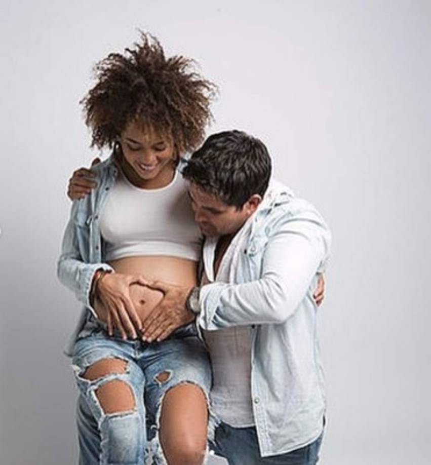 Los dos compartieron diversas imágenes del embarazo y el 10 de febrero anunciaron que esperaban dos niños que llevarían por nombre Dante y Tadeo.<br/> <br/>El 14 de abril, Brenda tuvo que ser llevada al hospital debido al aumento de su presión y dolores de cabeza muy fuertes.<br/>