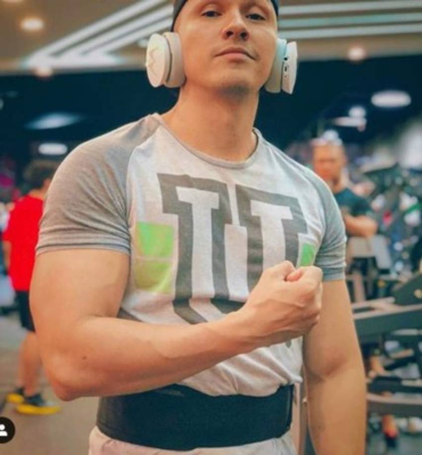 Por medio de sus redes sociales también trata de motivar a otros a seguir sus pasos y los anima a cuidar de su mente y cuerpo.