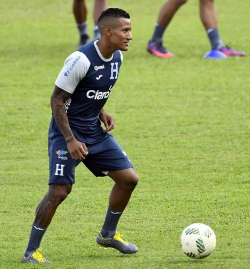 El volante de contención Luis Garrido se está ganando la confianza de Fabián Coito y puede aparecer en ese 11 ante Ecuador.