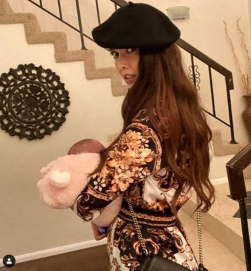 A través de su cuenta oficial de Instagram la estrella detalló que luego del nacimiento de su primogénita Bella no ha dejado de utilizar una faja, la cual se ha convertido en uno de sus aliados para volver a lucir abdomen plano.