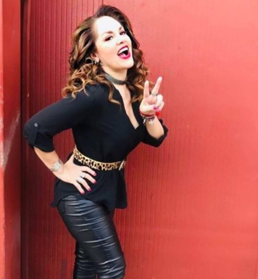 La actriz y cantante mexicana afirmó que prepara un disco para celebrar sus 35 años de carrera. <br/><br/>'Le hablé a todos mis amigos artistas, los invité a hacer duetos y todos me dijeron que sí. El primero que voy a grabar es con Yuri la canción 'Amistad', que es de género urbano con una letra muy bonita, para los niños y toda la familia', señaló.<br/>