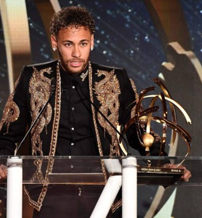 Neymar: El delantero brasileño rompió el silencio y habló sobre los rumores que colocan en el Real Madrid y hasta el Manchester United. 'Todo el mundo sabe lo que he venido a hacer aquí, los objetivos que tengo. Ahora mi objetivo es el Mundial, no voy a hablar de transferencias. Es un poco aburrido eso”. De esta manera el atacante ha dejado entrever que seguirá en el PSG.