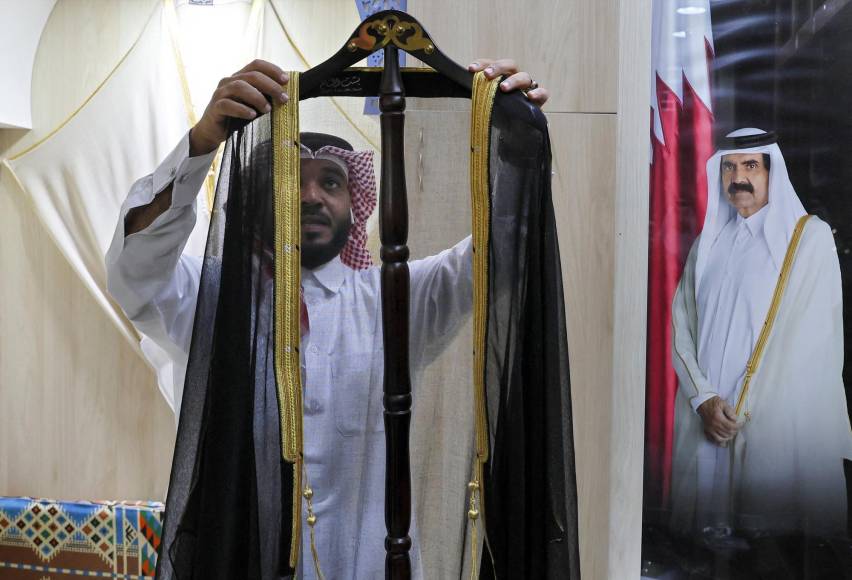 La tienda de Ahmed Al Salim fabricó el ‘bisht’ que Messi lució cuando levantó el trofeo en el podio del estadio de Lusail. 