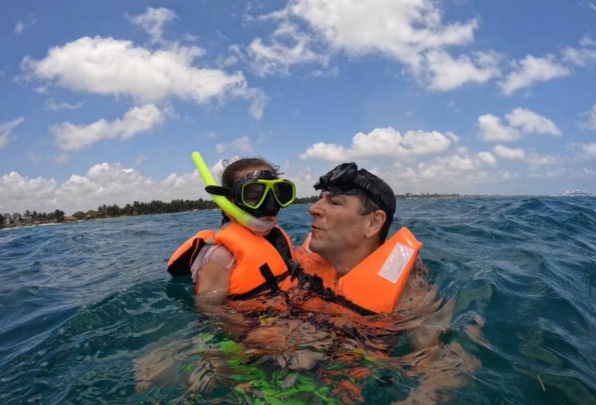 Esposo de Jacqueline Bracamontes, Martín Fuentes con su hija realizando actividades de buceo en la isla d Roatán.