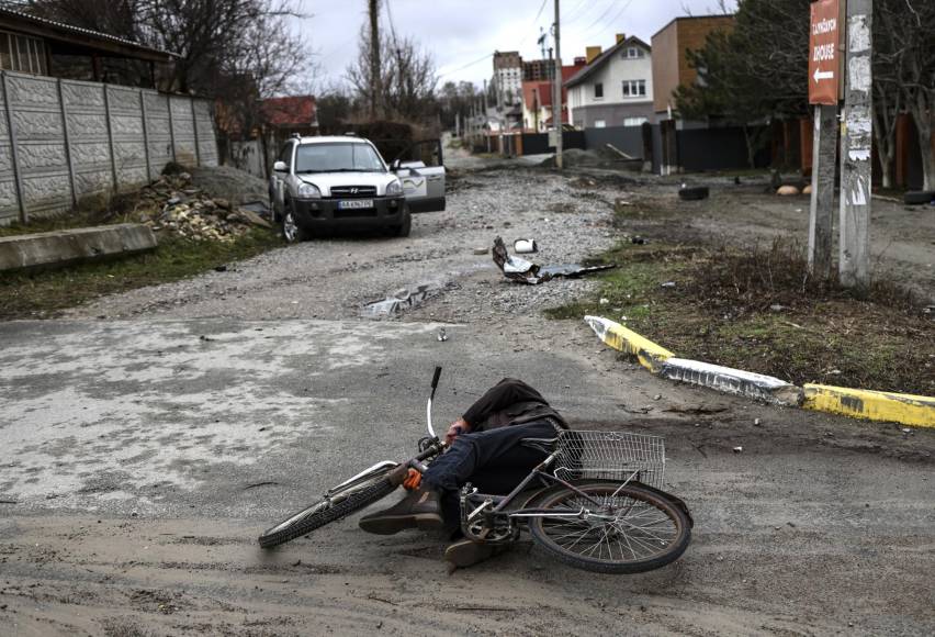 El presidente ucraniano, Volodimir Zelenski, también acusó a los soldados rusos de plantar minas y otras trampas al retirarse del norte de Ucrania.