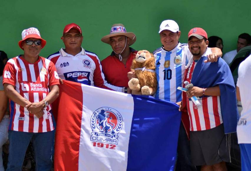 Aficionados del Olimpia viajaron a Juticalpa para apoyar al equipo de sus amores.