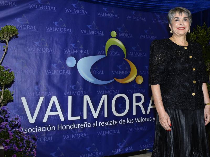 Linda Coello fue agasajada con el Personaje Valmoral 2024, gracias a su trascendencia solidaria y proyección social.
