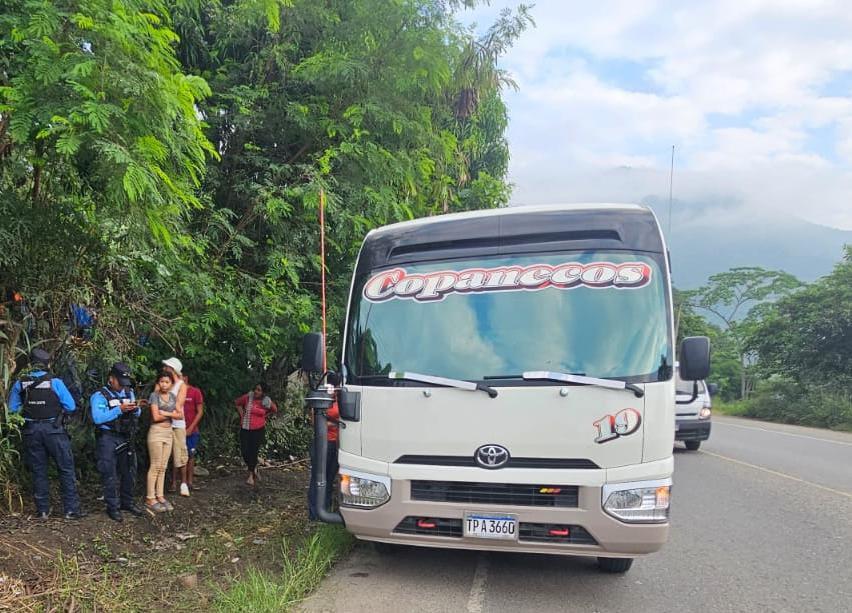 Familiares de la víctimas y elementos de la Policía llegaron a la escena del crimen.