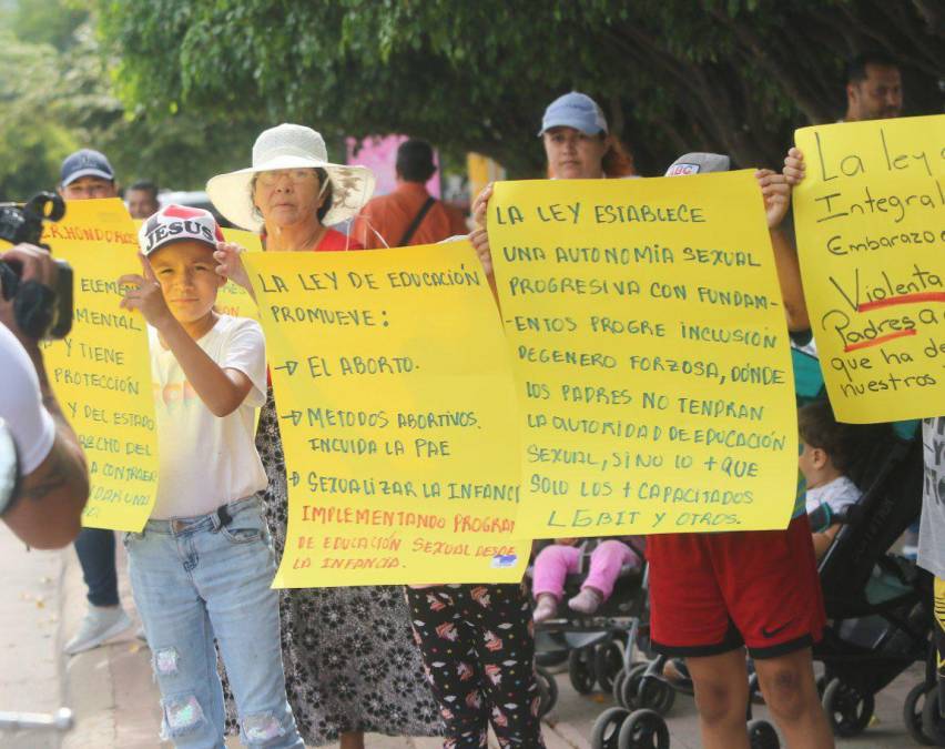 En Tegucigalpa, la capital, la marcha hacia la Casa Presidencial fue acompañada por el arzobispo José Vicente Nácher, quien pidió a la presidenta del país que vete la ley de Educación Integral de Prevención al Embarazo Adolescentes, aprobada por el Parlamento en marzo pasado.