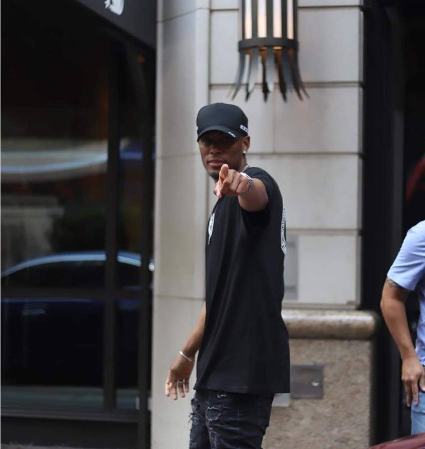 Deiby Flores saludando al lente de Grupo OPSA.