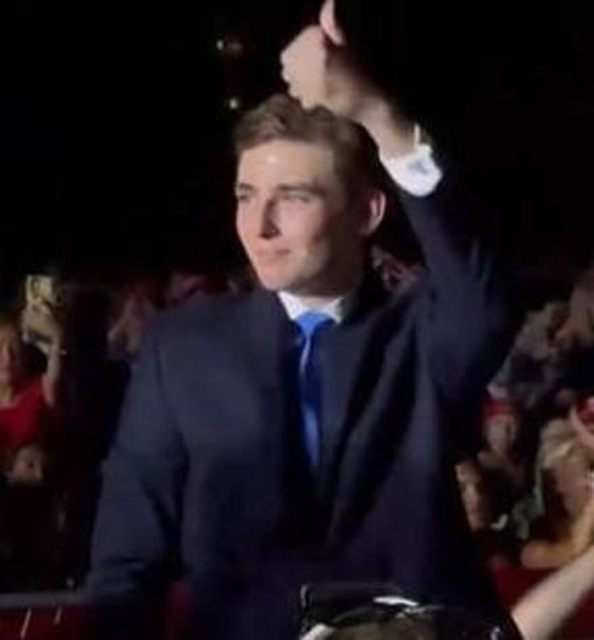 Barron Trump: El hijo menor del exmandatario estadounidense y su esposa, Melania, hizo su debut en la campaña durante un mitin en Florida donde fue ovacionado por los asistentes. Barron acaba de graduarse de la secundaria e ingresará pronto a la universidad.