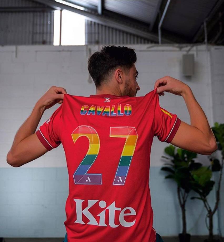 “Soy futbolista y soy gay”, fueron las palabras de Josh Cavallo en un video titulado ‘La verdad de Josh’ que fue difundido por su club, el Adelaide United de Australia, el 27 de octubre de 2021.