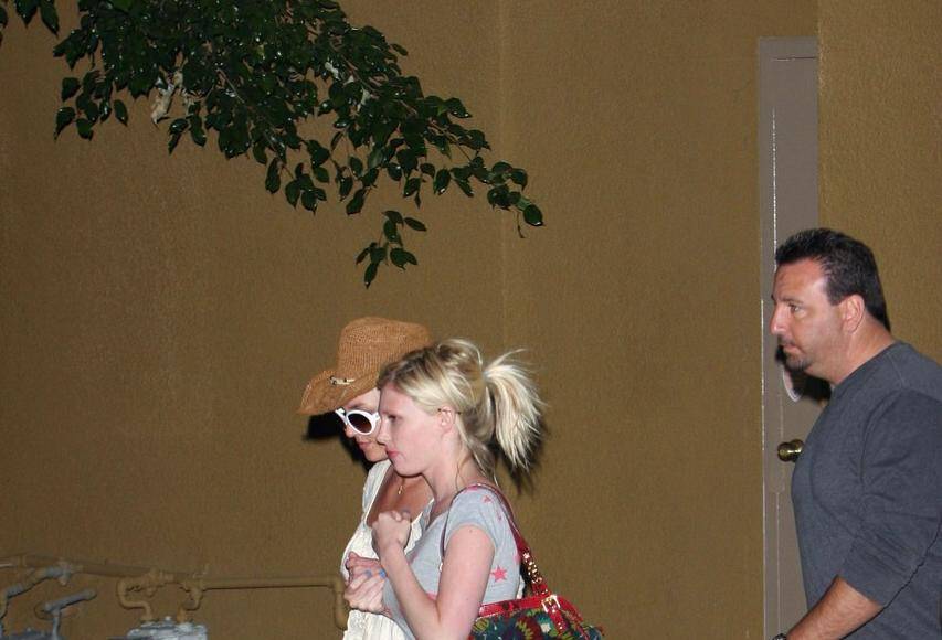 <b>5 de febrero de 2007</b>. Entra voluntariamente a un centro de rehabilitación en el que permanece 24 horas.