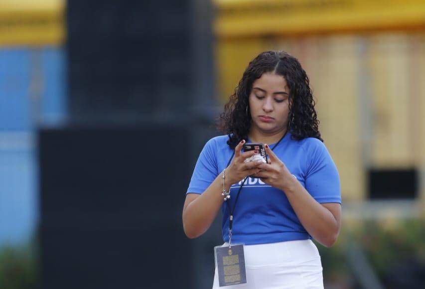 La bella modelo engalana en el clásico.