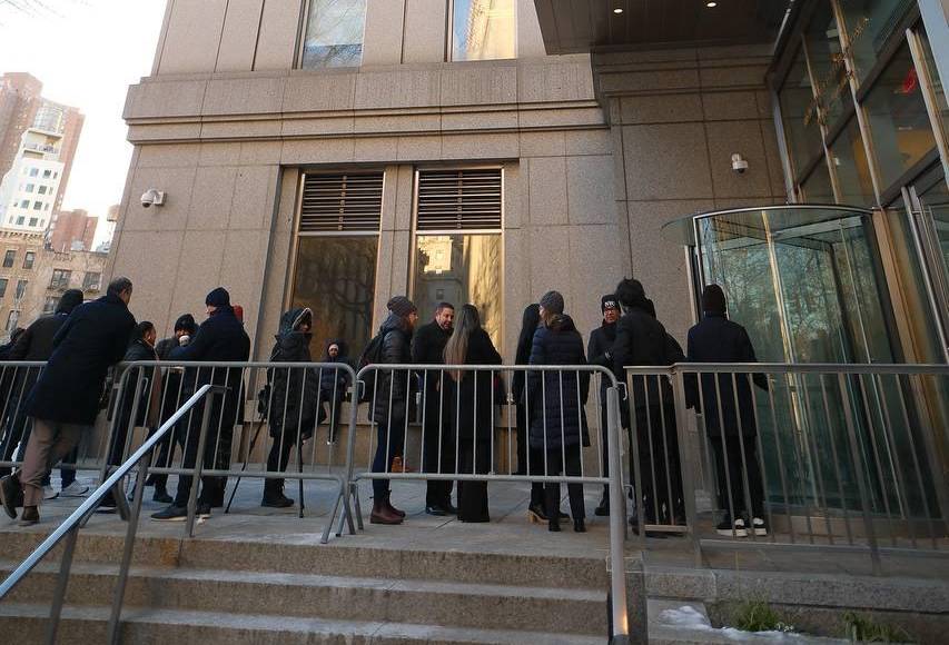 Desde muy temprano, y a pesar del frío, decenas de personas comenzaron a hacer fila afuera de la Corte para ingresar a la sala donde estará el exmandatario.