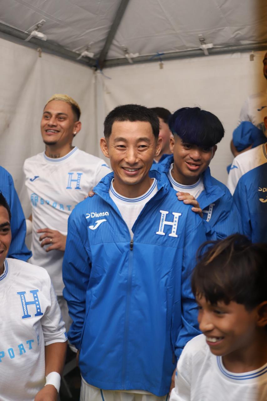 Mamá de Supremo y Milagro Flores se roban el show en el partido de tiktokers en La Ceiba