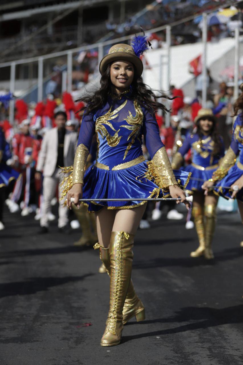 Angie Rodríguez, la guapa palillona del Liceo Santa María que cautiva en los desfiles 2025