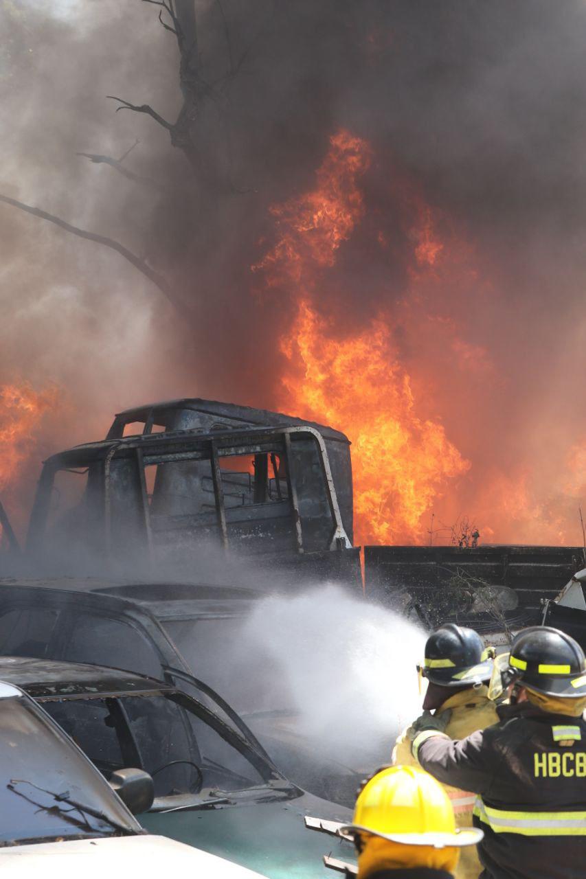 Más de 40 carros decomisados son consumidos por incendio en Tegucigalpa